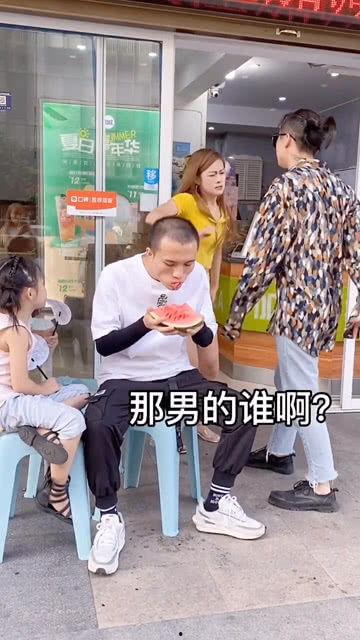 情侣吵架人吃瓜,一场甜蜜与争吵的较量