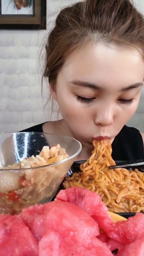 大瓜头吃火鸡面,挑战极限的味蕾冒险